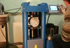Determining the splitting tensile strength of concrete specimens by using pressure testing machine