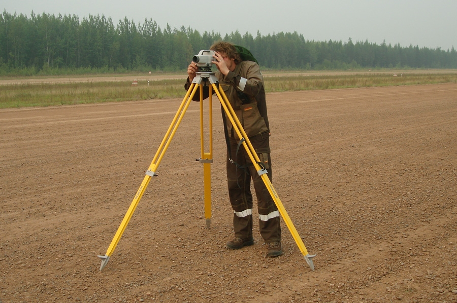 Surveying the unpaved runway profile elevations by electronic surface level meter СDL 30